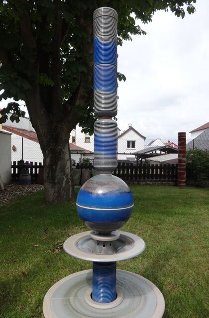Moderner Gartenbrunnen aus winterfester Keramik mit gerillter Säule und Kugel blau-grau