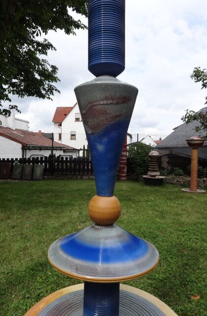 Gartenbrunnen Cactus-36-B-09 / blau-sand mit gerillter Keramiksäulel und Kegeln