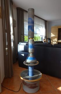 Modernes Wasserobjekt blau-rot-sand im Wohnbereich