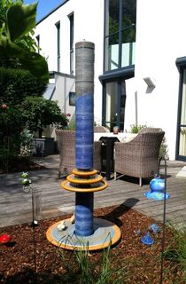 Gartenbrunnen Design aus winterfester Keramik mit gerillter Säule und kaskadenförmiges Abtropfen über Teller, dezente Akustik