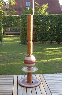 Designer Terrassenbrunnen aus winterfester Keramik mit gerillter Säule und Kugel rot-weiss