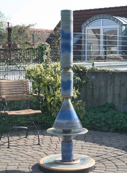 Terrassenbrunnen Modern aus winterfester Keramik mit gerillter Säule und Kegel blau-grau