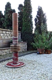 Moderner Gartenbrunnen aus winterfester Keramik mit gerillter Säule und kaskadenförmigen Tellern rot-weiß, dezente Akustik