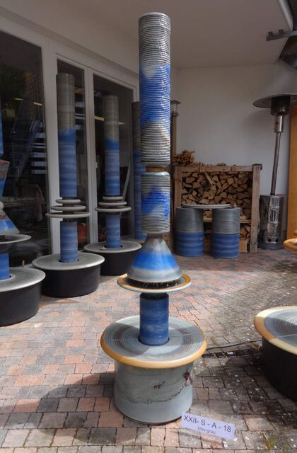 Terrassenbrunnen Design aus winterfester Keramik mit gerillter Säule und Kegel blau-rot-sand