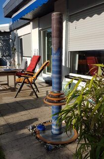 Terrassenbrunnen Design aus winterfester Keramik mit gerillter Säule und kaskadenförmiges Abtropfen über Teller, dezente Akustik