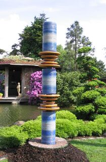 Gartenbrunnen Design aus winterfester Keramik Detail kaskadenförmiges Abtropfen über Teller, dezente Akustik