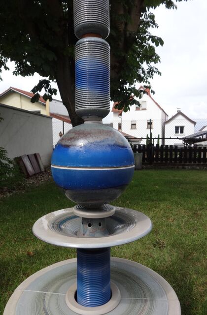 Modernes Wasserobjekt aus winterfester Keramik mit gerillter Säule und Kugel blau-grau