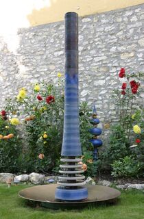 Wasserobjekt groß blau hochwertig, Keramik aus Meisterhand, gerillte Säule mit kaskadenförmigen Abtropfen zwischen Tellern
