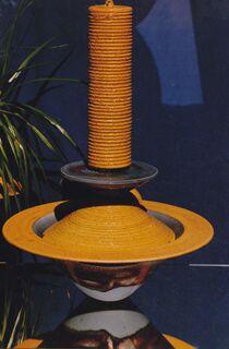 Wasserobjekt Witzmann Innenbereich mit gerillter Keramiksäule und meditativen tropfendem Element