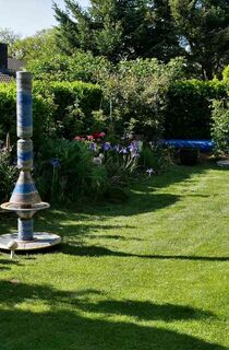Moderner Gartenbrunnen aus winterfester Keramik mit gerillter Säule und Kegel blau-rot