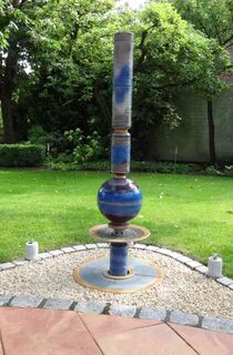 Moderner Terrassenbrunnen aus winterfester Keramik mit gerillter Säule und Kugel blau-grau